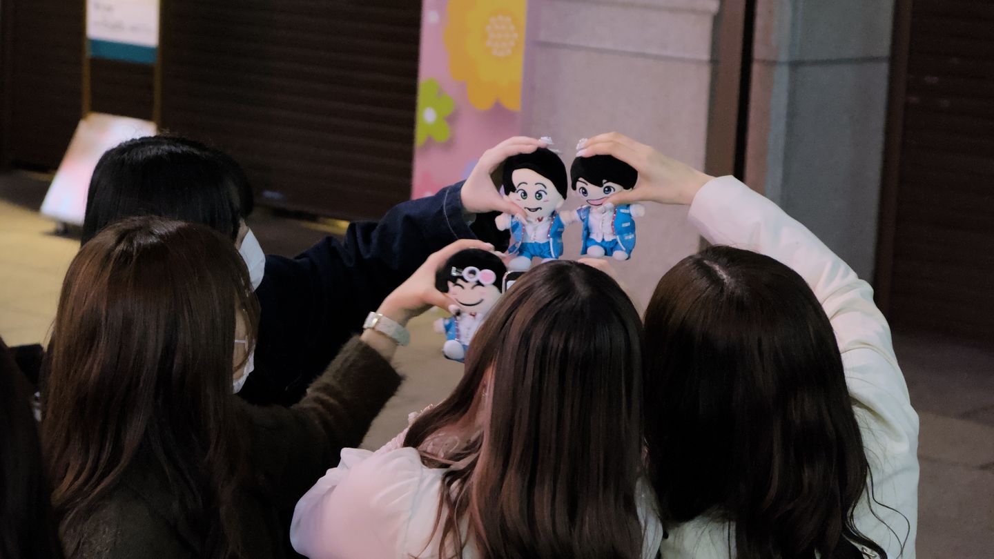 KPOP fans comparing figurines